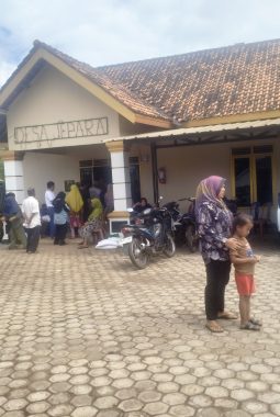 Pemerintah Desa Jepara Salurkan Bantuan Pangan Beras dan Minyak Goreng, 557 KPM Tersenyum Lembar