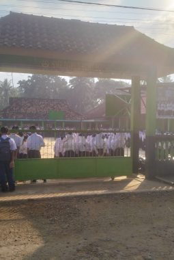 MENANAMKAN KEDISIPLINAN DAN JIWA NASIONALISME, SMP PGRI 1 BUMI AGUNG RUTIN GELAR UPACARA BENDERA SETIAP SENIN PAGI